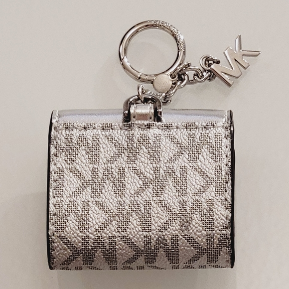 NWT Michael Kors MK Jet Set Travel Airpod Earpod Case Coinpurse Keychain Silver - Picture 3 of 8
